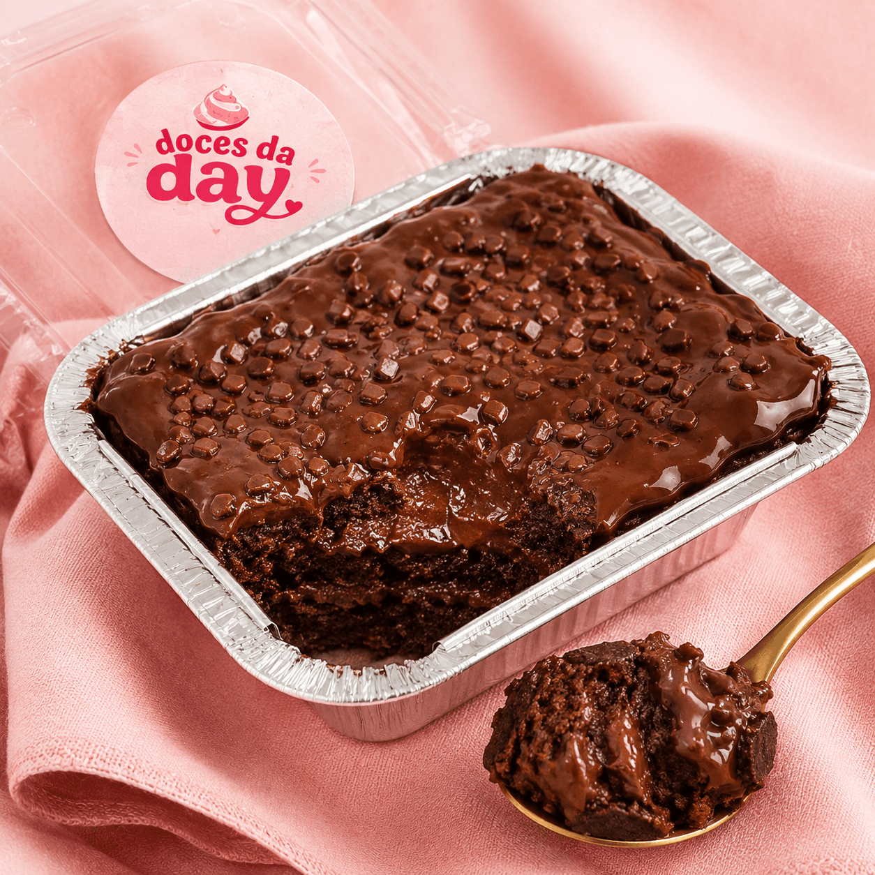 Brownie com cobertura de chocolate em embalagem artesanal